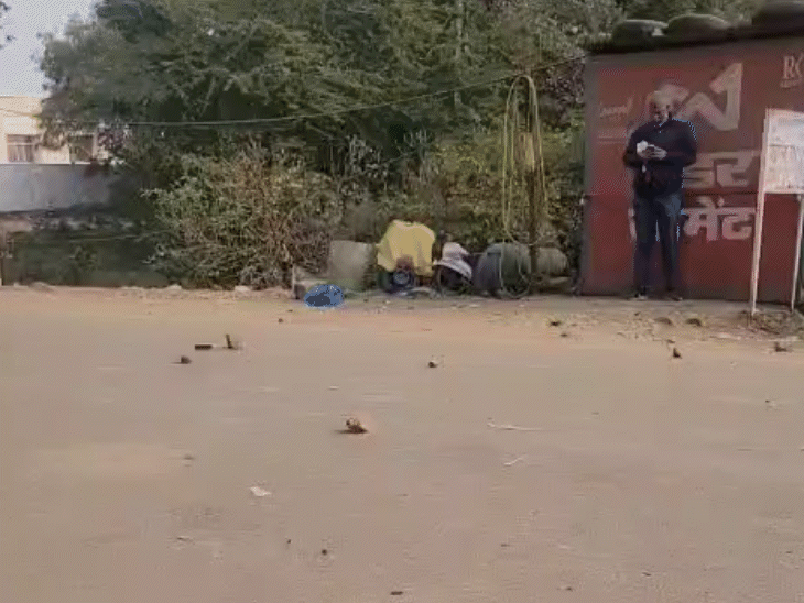 धरना खत्म होने के बाद कुछ लोगों ने पुलिस पर पथराव कर दिया।