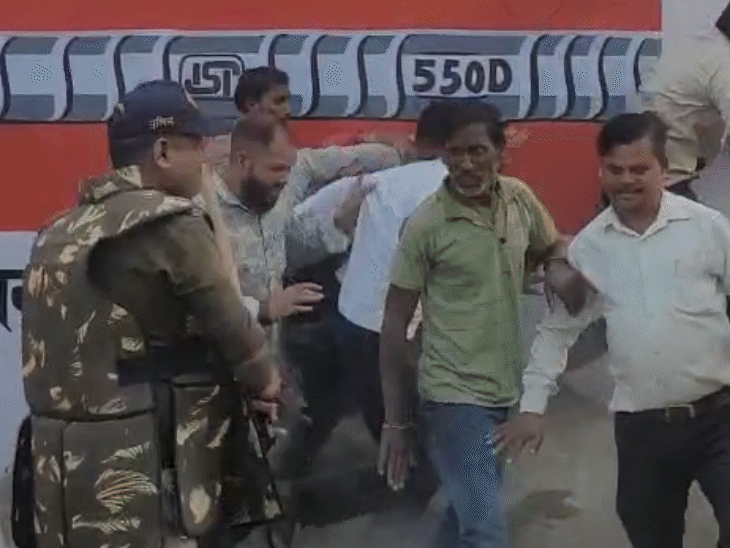 पुलिस ने लाठीचार्ज करके उपद्रवियों को खदेड़ा।