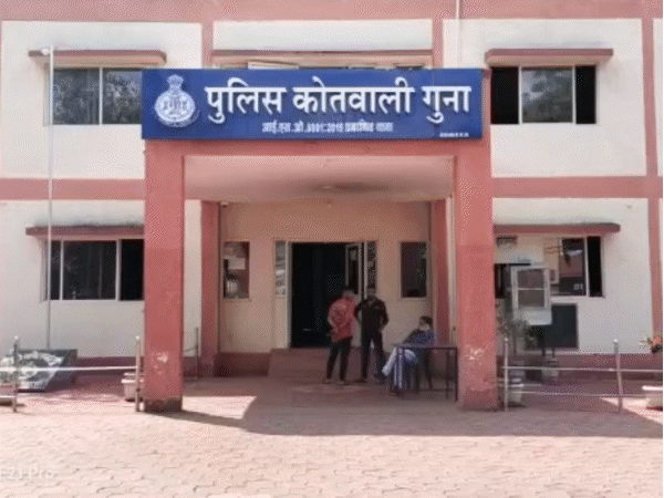 शटर को एक साइड से उठाकर अंदर घुस जाता था धारत लोधी।