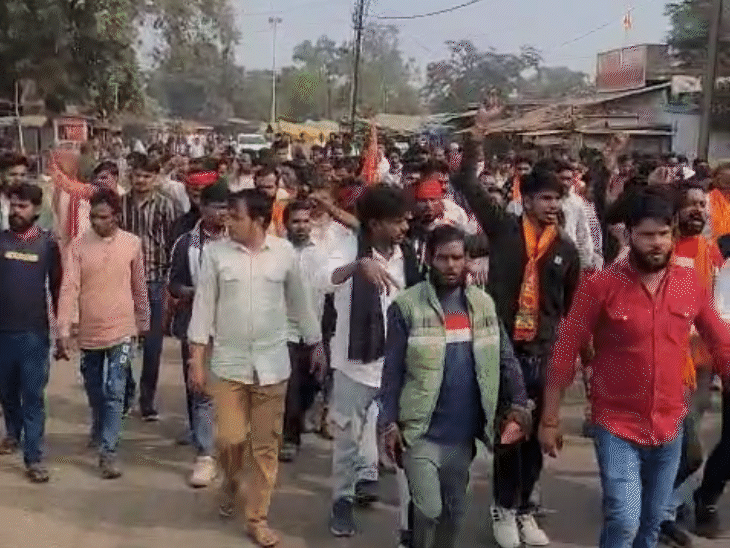 सलमान की गिरफ्तारी की मांग को लेकर धरना-प्रदर्शन किया गया। रैली निकाली गई।