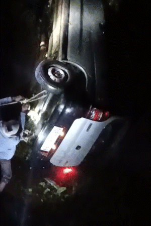 कार में रस्सी बांधी और खींचकर बाहर निकाला। कार का शीशा तोड़कर सभी को बाहर निकाला।