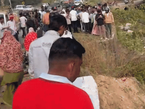 हादसे के बाद मौके पर काफी भीड़ थी, लेकिन ज्यादातर लोग वीडियो बनाते रहे। केवल एक युवक ने सूरता की परिवार को बचाने में मदद की।