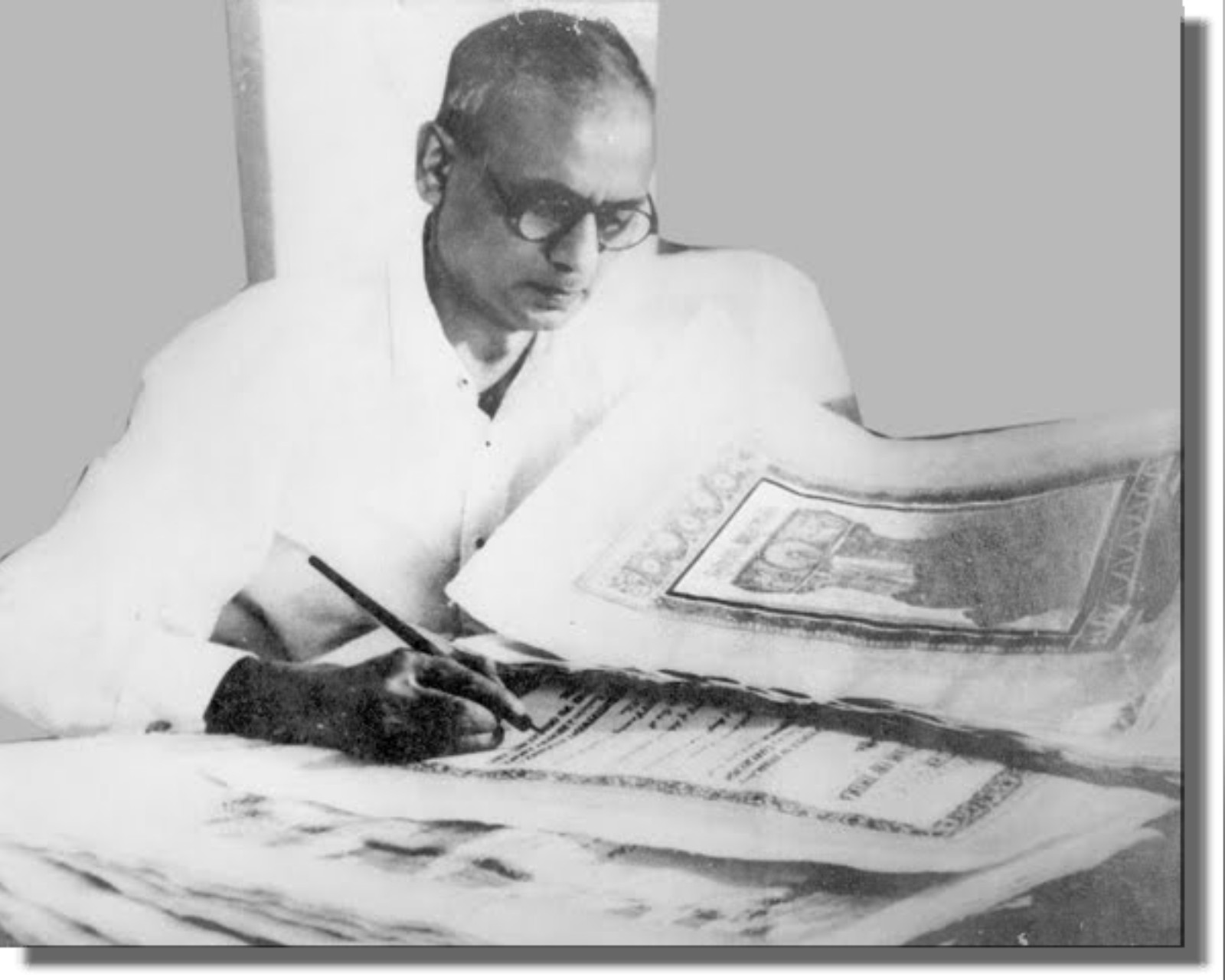 प्रेम बिहारी संविधान की मूल कॉपी को लिखते हुए। वे उस वक्त देश के सबसे बड़े कैलीग्राफी आर्टिस्ट माने जाते थे।