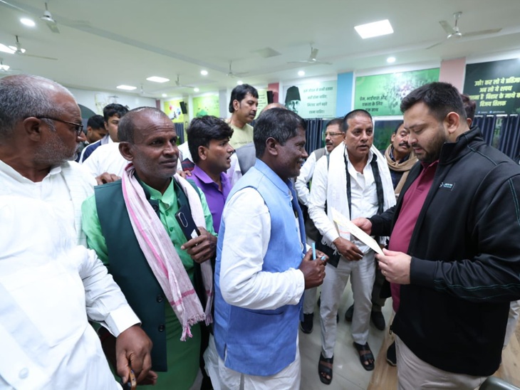 बुधवार को समीक्षा बैठक के लिए आए राजद नेताओं से तेजस्वी यादव ने बात की।