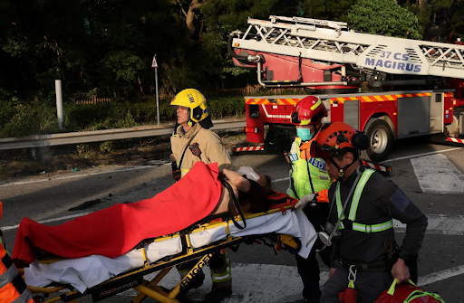 हादसे के बाद इमरजेंसी स्टाफ घायल शख्स को सुरक्षित जगह पर ले जा रहे हैं।