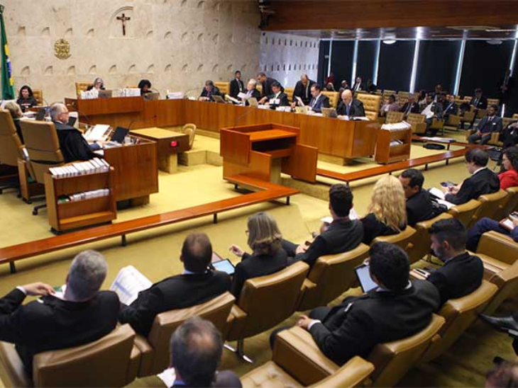 तस्वीर अगस्त 2025 की है। सुप्रीम कोर्ट ने बोल्सोनारो को नजरबंद रखे जाने का आदेश दिया था। तब पूर्व राष्ट्रपति के वकीलों ने कहा था- यह एक सामान्य अभिव्यक्ति है, अपराध नहीं।