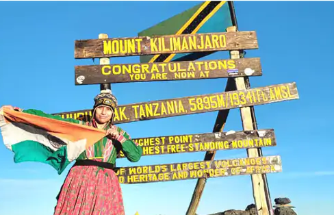 साल 2023 में साउथ अफ्रीका की सबसे ऊंची चोटी ‘माउंट किलिमंजारो’ पर हिमाचल की पारंपरिक गद्दी पोशाक ‘लुआंचड़ी’ पहनकर तिरंगा फहराते हुए अंजली शर्मा।