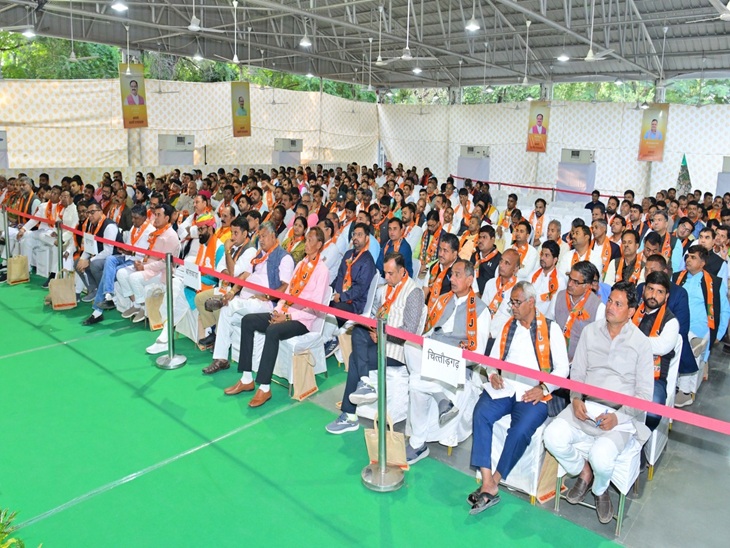 इस बैठक में उदयपुर संभाग के कुल 7 जिलों के पार्टी पदाधिकारियों को बुलाया गया था।