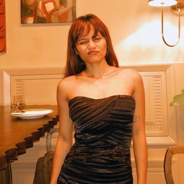 मैरी कोरियोग्राफर हैं, जो शादी समारोह से जुड़े डांस आइटम्स की निगरानी कर रही थीं।