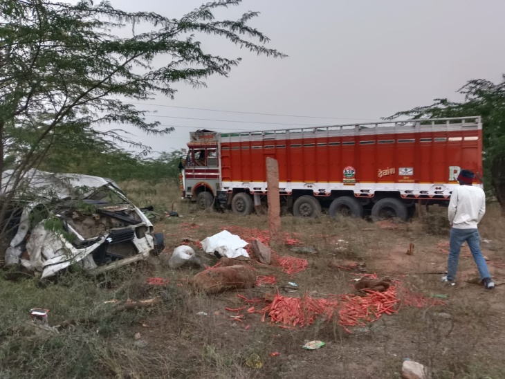 गाजर से भरे ट्रक का ड्राइवर कार को टक्कर मारने के बाद भाग गया, जिसकी तलाश की जा रही है।