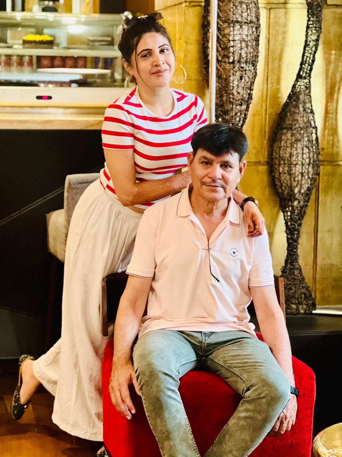 पिता मुक्तदिर खालिद कुरैशी के साथ आयशा।