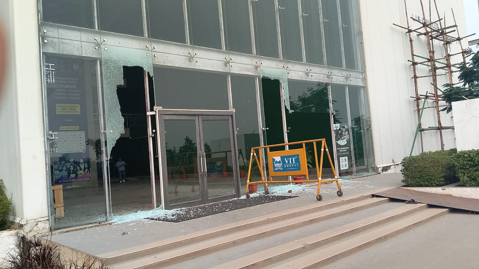 तोड़फोड़ में परिसर की मुख्य बिल्डिंग में भी नुकसान हुआ है।