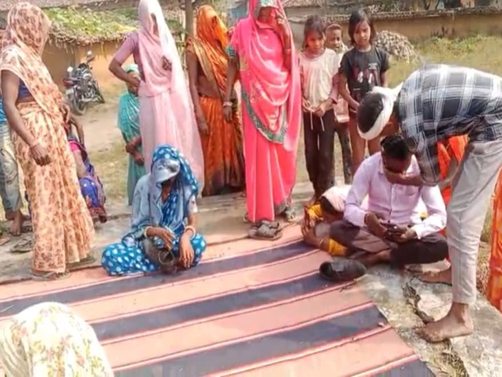 युवक ओम प्रकाश के चेहरे पर कालिख पोतने का वीडियो सोशल मीडिया पर वायरल हो रहा है।