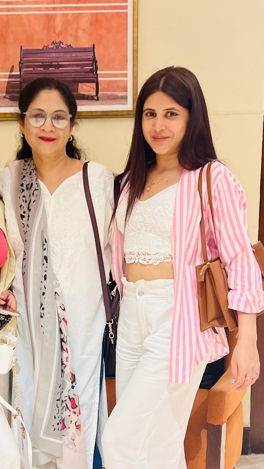 मां जरका के साथ आयशा कुरैशी।