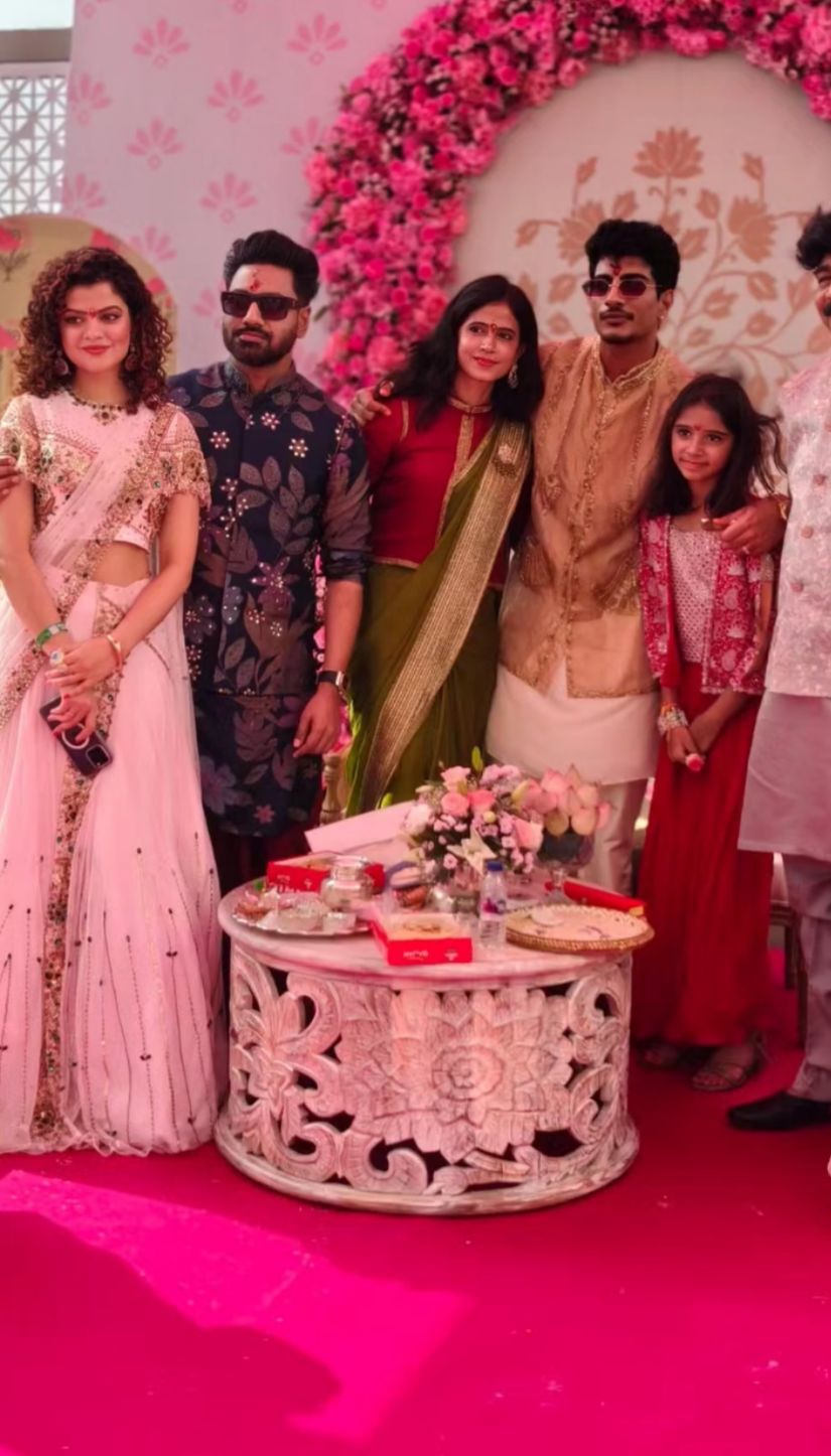 नीति ने पलाश और पलक के साथ शादी से पहले की रस्मों के फोटोज शेयर किए हैं।