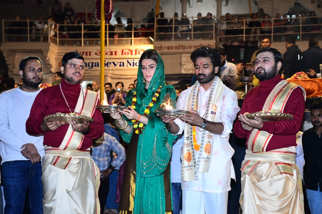 कृति सेनन और धनुष दशाश्वमेध घाट पर मां गंगा की आरती में शामिल हुए।