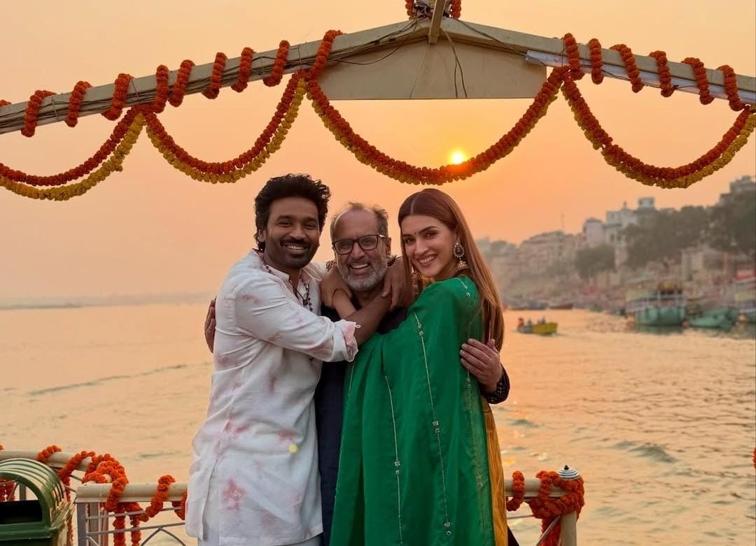 कृति सेनन, धनुष और फिल्म निर्माता आनंद एल राय ने गंगा किनारे फोटो शूट भी कराया।