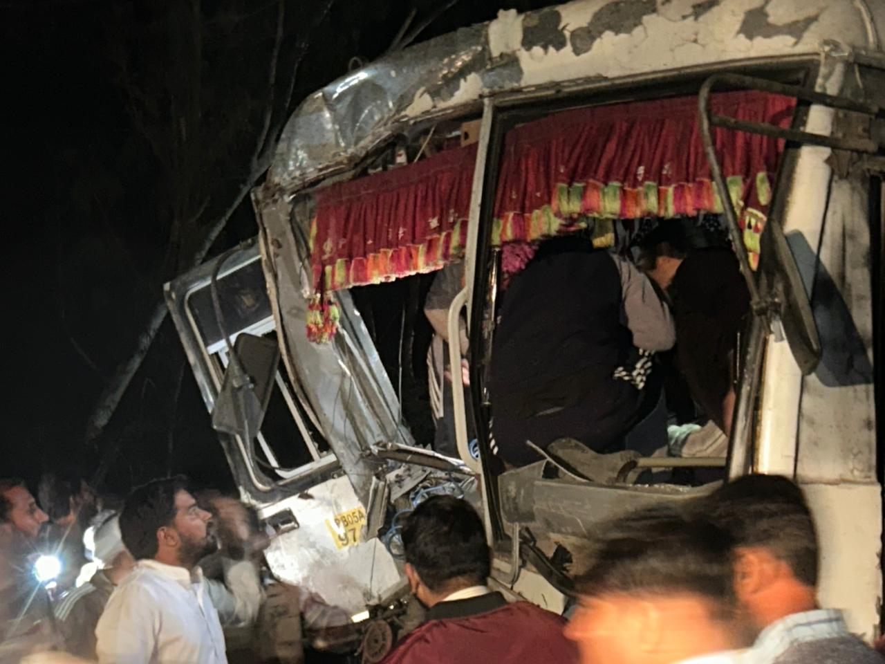 घायल लोगों को शीशे तोड़कर निकाला बाहर।
