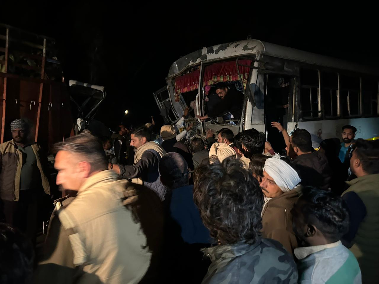 घटना स्थल पर मौजूद लोग और पुलिस कर्मचारी।