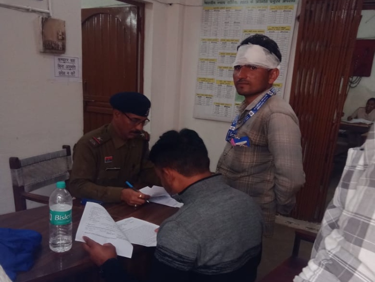 पत्थर के वार से गंभीर चोटें आई हैं। पुलिस थाने में बयान दर्ज करवाते बीएलओ।