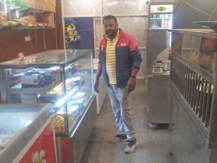 मृतक महेश गुर्जर मूल रूप से राजस्थान के अलवर का रहने था।