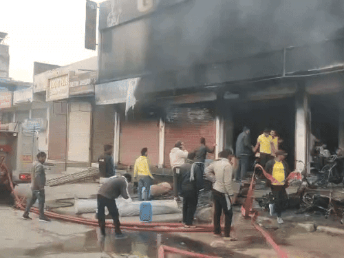 कोटा में इलेक्ट्रिक बाइक शोरूम में भीषण आग: 40+ बाइक और 10 ई-रिक्शा जलकर खाक, 50 लाख से अधिक का नुकसान 5 40 से ज्यादा गाड़ियां जलकर खाक हो गई, पास के ई-रिक्शा शोरूम में भी आग लगी