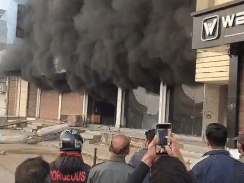 कोटा में इलेक्ट्रिक बाइक शोरूम में भीषण आग: 40+ बाइक और 10 ई-रिक्शा जलकर खाक, 50 लाख से अधिक का नुकसान 4 आग लगने के बाद सड़क पर सेल्फी लेती भीड़