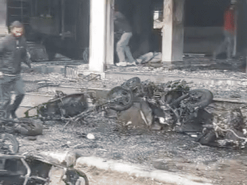 कोटा में इलेक्ट्रिक बाइक शोरूम में भीषण आग: 40+ बाइक और 10 ई-रिक्शा जलकर खाक, 50 लाख से अधिक का नुकसान 3 शोरूम के अंदर खड़ी स्कूटी पूरी तरह जल गई, अंदर कबाड़ नजर आ रहा है। घंटों तक आग को बुझाने की कोशिश करते लोग