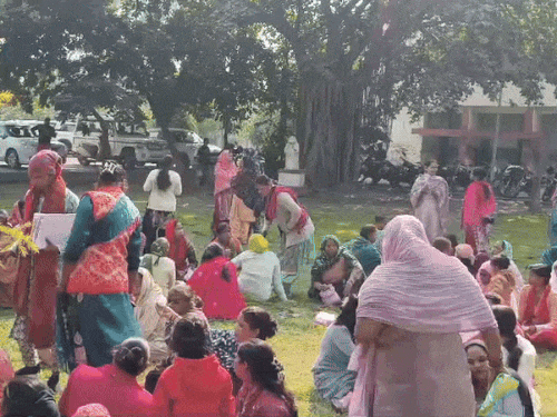 अंबाला में एसपी कार्यालय के बाहर पार्क में बैठीं महिलाएं