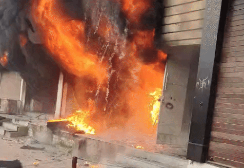 कोटा में इलेक्ट्रिक बाइक शोरूम में भीषण आग: 40+ बाइक और 10 ई-रिक्शा जलकर खाक, 50 लाख से अधिक का नुकसान 2 शोरूम के बाहर आग की 10 फीट तक उठी लपटें