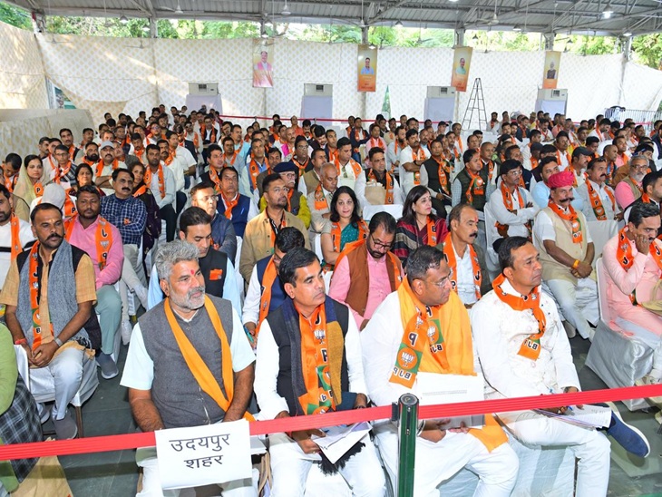 सीएम ने एसआईआर पर आ रही दिक्कतों में बीएलओ का साथ देकर सभी के नाम जुड़वाने के निर्देश दिए। राज्य सरकार के 2 साल होने पर योजनाओं के प्रचार पर फोकस करने को कहा।