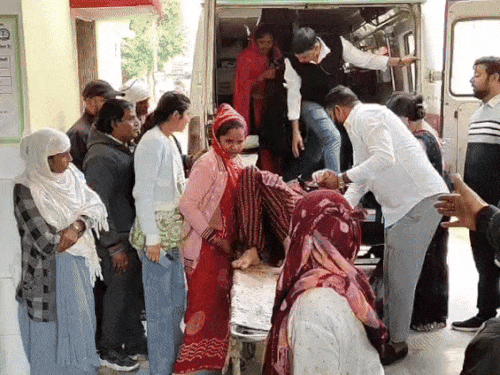 डॉक्टर्स के अनुसार पहले तीनों को डूंगरपुर हॉस्पिटल में भर्ती कराया गया, जहां से डॉक्टरों ने पति-पत्नी को उदयपुर रेफर कर दिया।