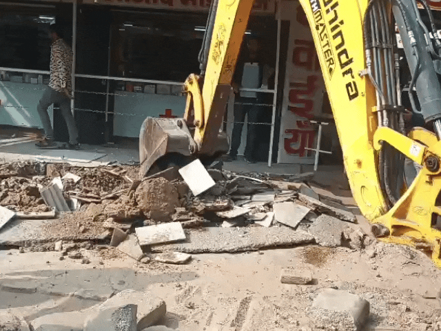 जोधपुर में एम्स रोड पर अतिक्रमण हटाया: मेडिकल दुकानदारों की नाराजगी, नोटिस न देने का आरोप 4 एक मेडिकल शॉप के आगे अतिक्रमण हटाती निगम टीम का दस्ता।