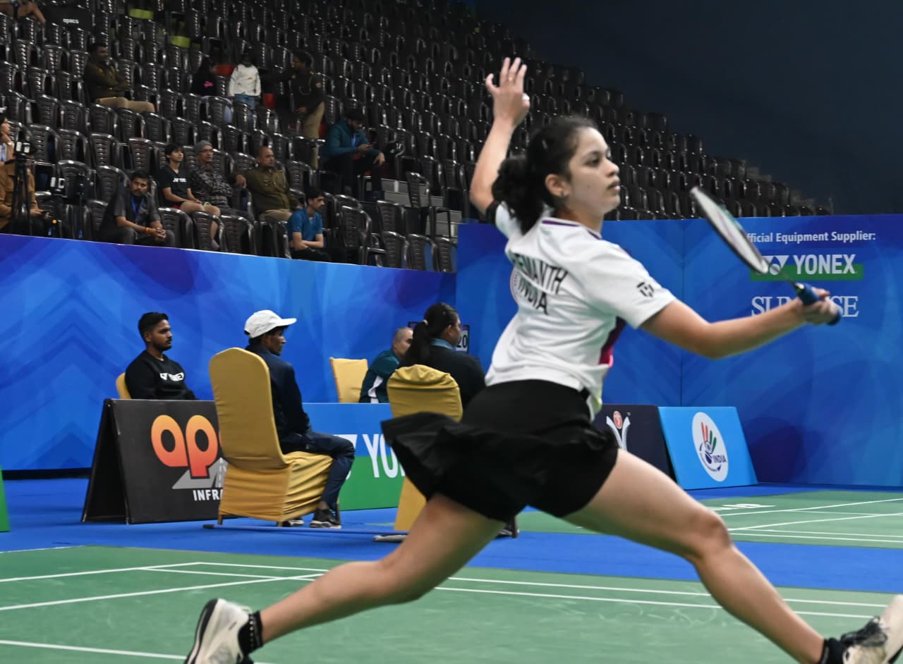 मैच के दौरान शॉट लगाती भारतीय शटलर।