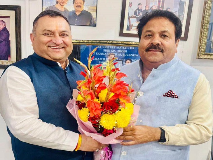 हिमाचल कांग्रेस के पूर्व प्रभारी राजीव शुक्ला से दिल्ली में मिलते हुए विनय कुमार।