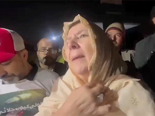 इमरान की बहन अलीमा खान मंगलवार रात रावलपिंडी की अडियाला जेल के बाहर प्रदर्शन में शामिल हुईं।