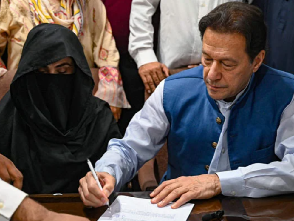 पाकिस्तान के पूर्व प्रधानमंत्री इमरान खान पत्नी बुशरा बीबी के साथ।