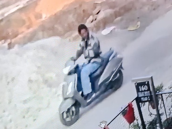 स्कूटी से भागते हुए आरोपी सीसीटीवी कैमरे में कैद।