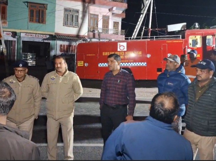 सूचना पर पहुंची पुलिस और दमकल विभाग की टीम