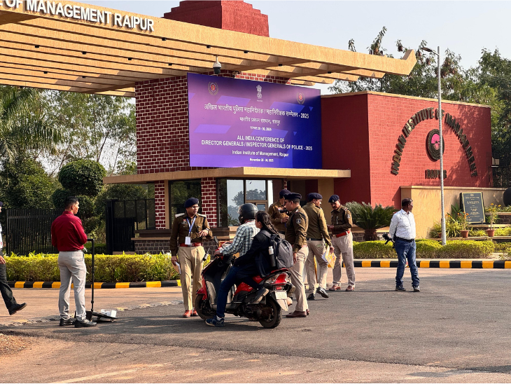 नवा रायपुर स्थित IIM कैंपस के बाहर सुरक्षा सख्त की गई है।