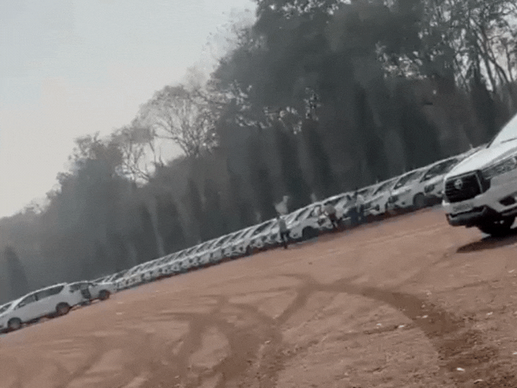 अधिकारियों का भी रायपुर पहुंचना शुरू हो चुका है, 400 से अधिक टैक्सी बुक की गई है।