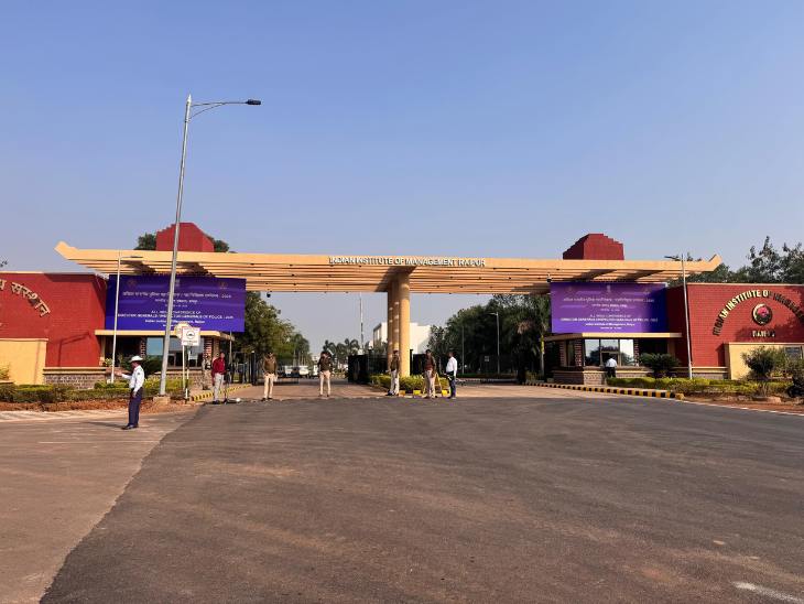 IIM कैंपस में होने वाली कॉन्फ्रेंस को लेकर तैनात पुलिसकर्मी।