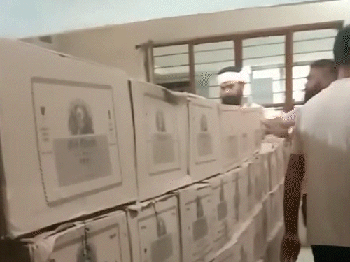 पुलिस द्वारा जब्त शराब की पेटियां।