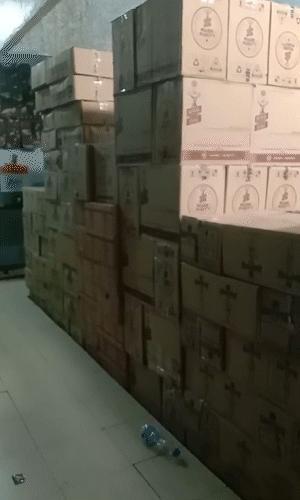 थाना परिसर में रखीं शराब की पेटियां।