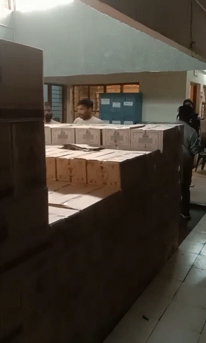 थाना परिसर में रखीं शराब की पेटियां।