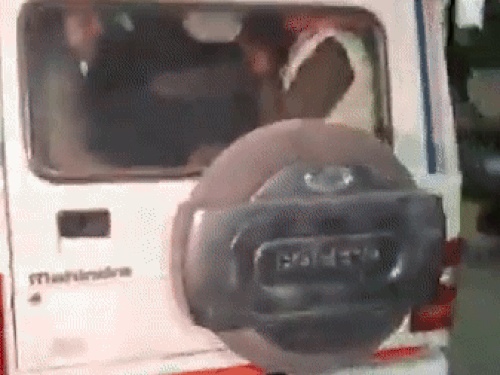 युवती को अपने साथ गाड़ी में लेकर जाती पुलिस।