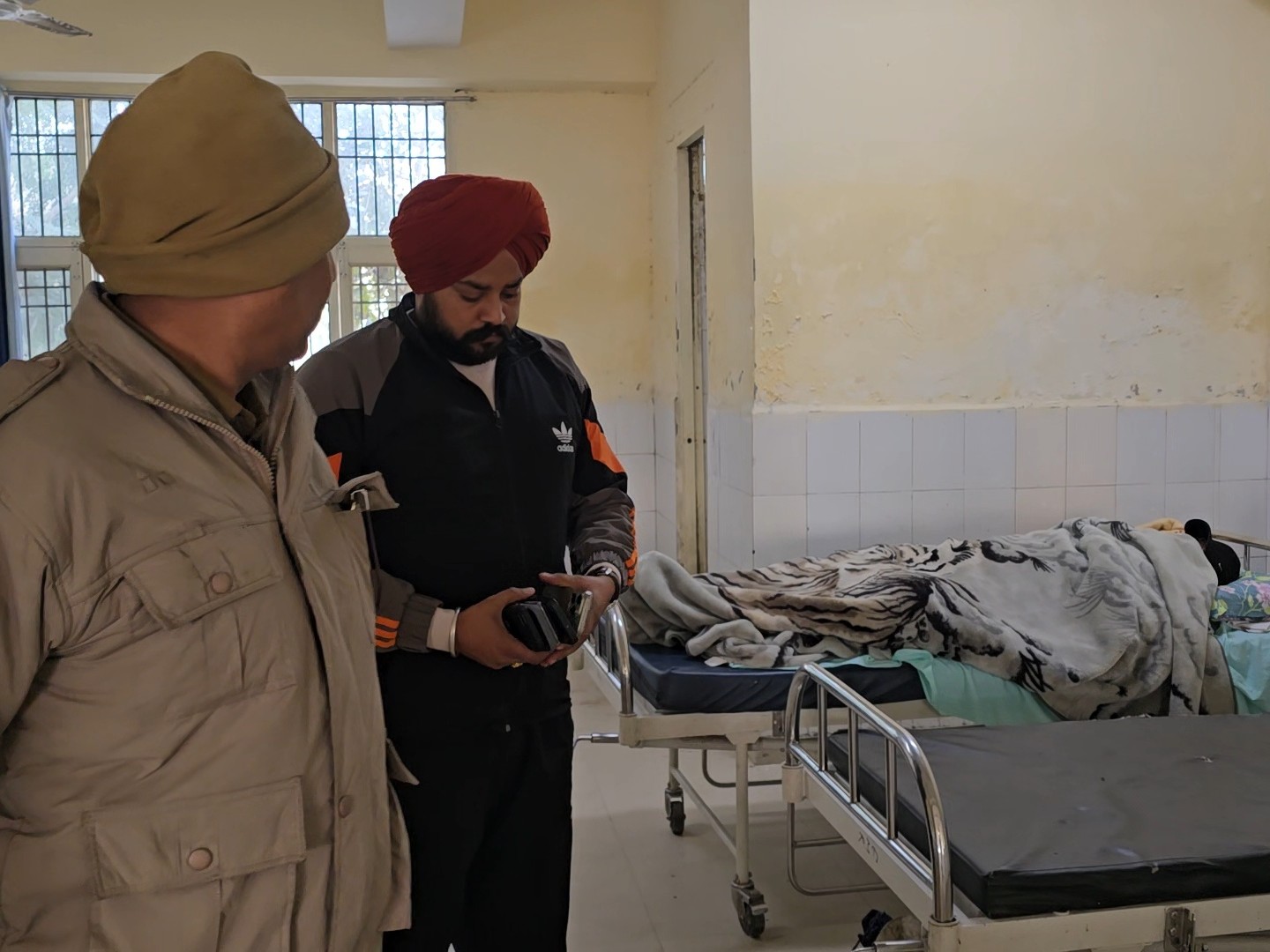 घायल पुलिसकर्मी को अस्पताल में भर्ती कराया गया है।