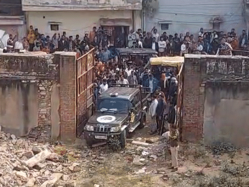 इलाके के एक प्लॉट में लेपर्ड की तलाश करती वन विभाग की टीम। इस दौरान सड़क पर लोगों की भीड़ जुट गई।