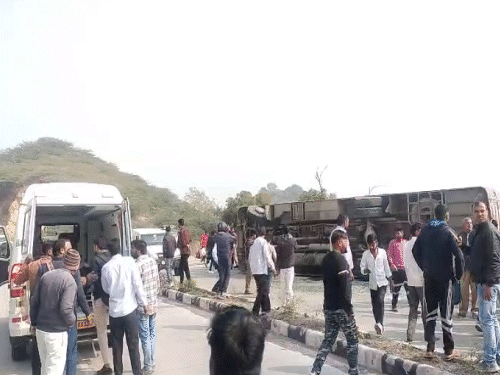 हादसे के बाद मौके पर लोगों की भीड़ जमा हो गई।