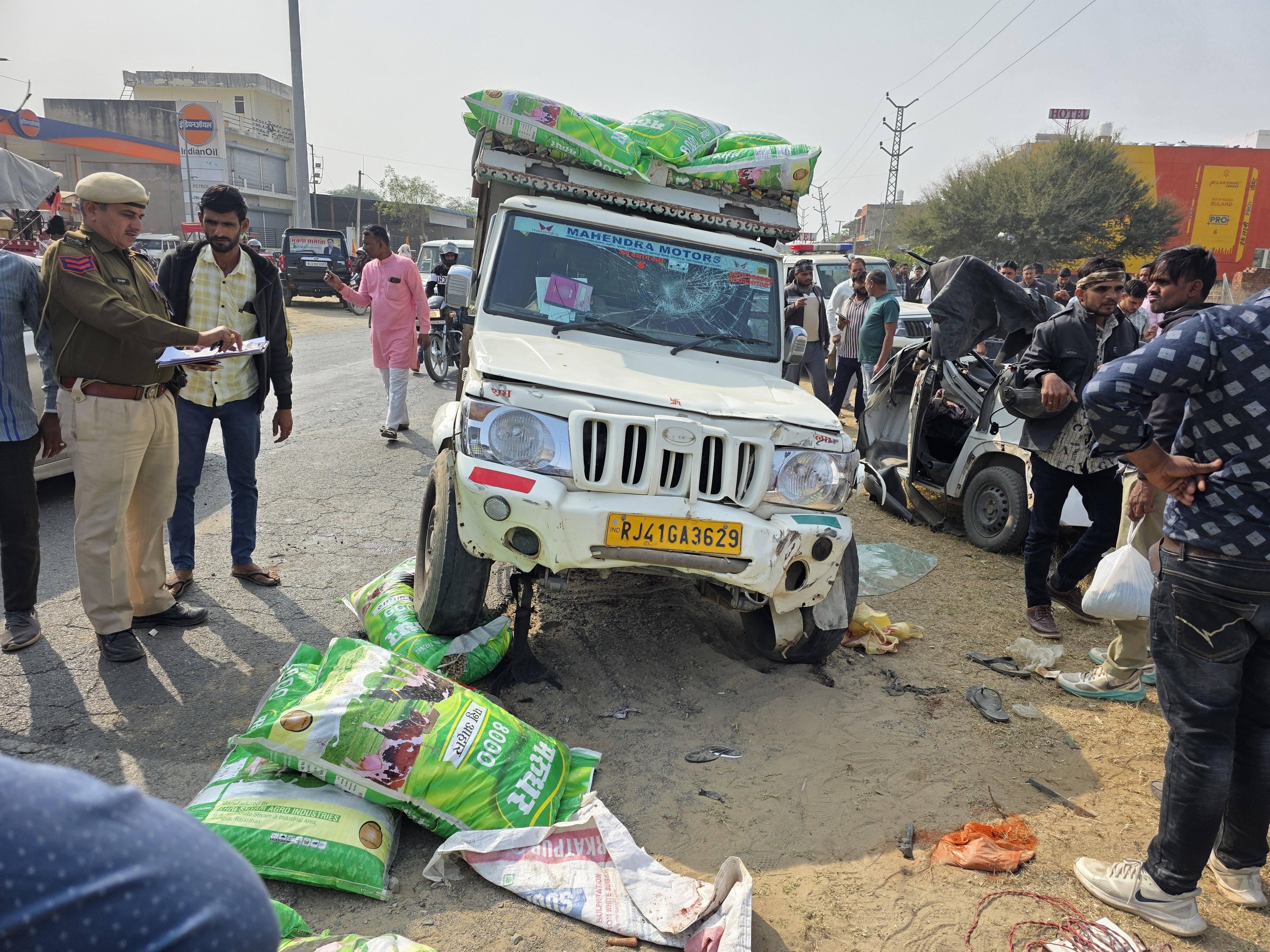 पिकअप में भरे पशु आहार के कट्टे नीचे गिर गए। ड्राइवर फरार है।